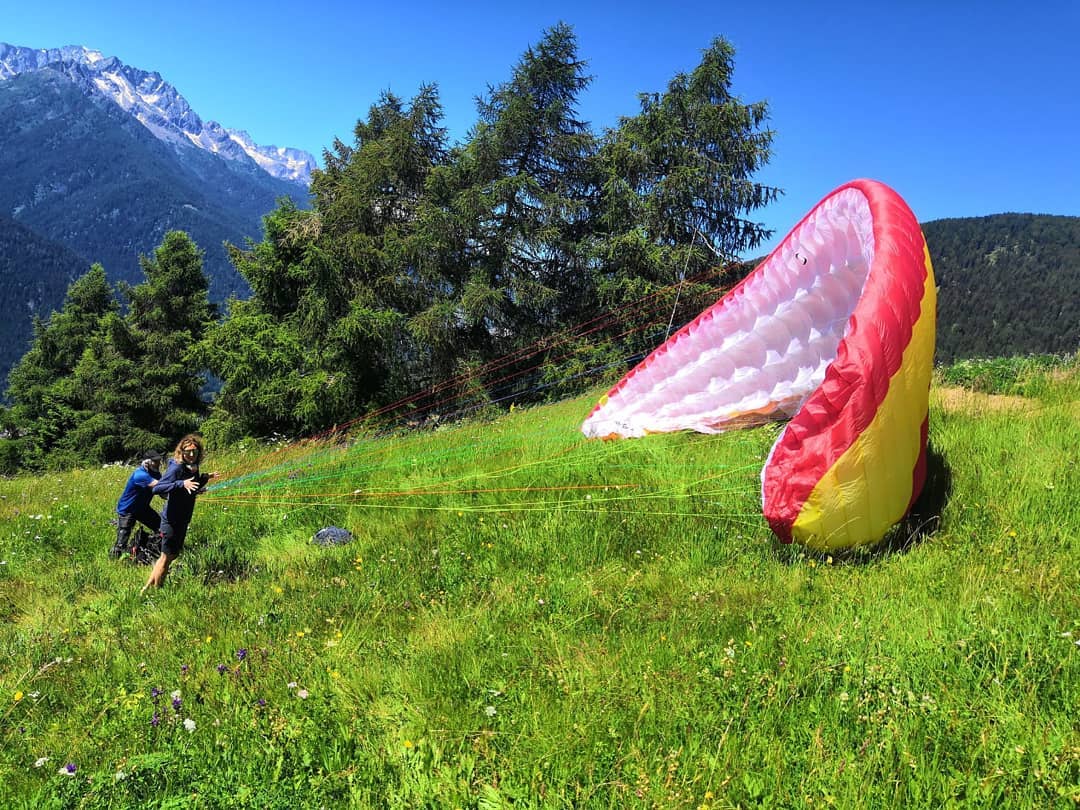 La preparazione per un volo in parapendio La preparazione per un volo in parapendio